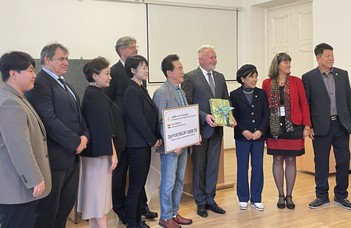 Seoul's Gangnam District donated 2000 books to the Korean Department
